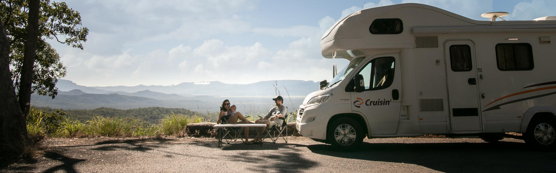 Der 4 Berth Adventurer Camper von Cruisin Motorhomes an einem Aussichtpunkt in Australien